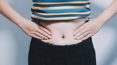 Mavi tişörtlü kız kilo vermiş, yakın çekim.