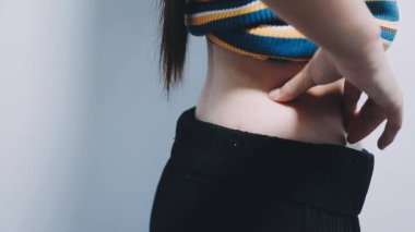 Karın ağrısı çeken bir kadın.