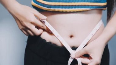 Belinde bant olan bir kadın.