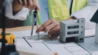 Mühendis ya da mimar ya da model çizim ve planlı inşaat modeli