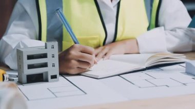 Beyaz miğferli mühendis planlı, planlı ve planlı..