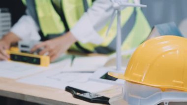 Ofisteki inşaat sahasının planları üzerinde çalışan mimar mühendisi. mühendislik ve inşaat kavramı