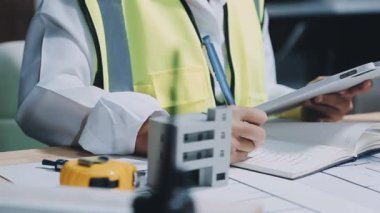 Mühendis kadın mühendislik projesi için tablet bilgisayar kullanıyor. mühendislik endüstrisi teknoloji ve inşaat konsepti.