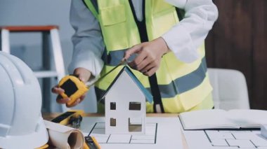 Mühendis ev modeliyle çalışıyor