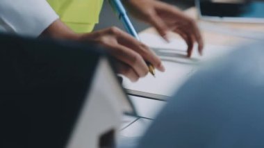 dizüstü bilgisayar kullanan adam