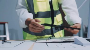 İnşaat alanı, mühendislik ve inşaat konseptinde inşaat projesinde çalışan mühendis veya mimar.