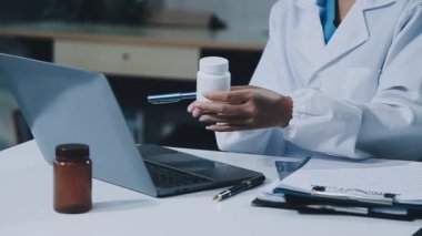 Hastane ofisinde çalışan doktor