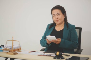 Güzel Asyalı kadın avukat çalışıyor ve çekiç, dizüstü bilgisayar, adalet tavsiyesi ve hukuki kavram. Ofiste.