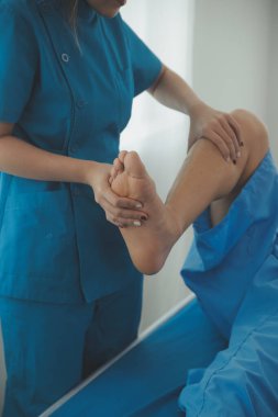 Fizyoterapistler hastalarla yakın çekim kliniklerinde çalışırlar. Fiziksel sağlığın rehabilitasyonu konsepti, doktor hastaya tavsiyelerde bulunur. Ayak bileği sorunları ve kas yaralanmaları