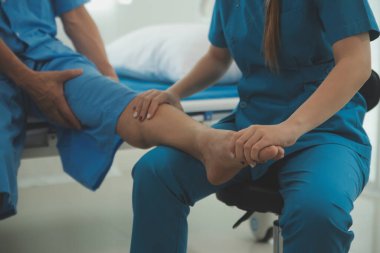 Fizyoterapistler hastalarla yakın çekim kliniklerinde çalışırlar. Fiziksel sağlığın rehabilitasyonu konsepti, doktor hastaya tavsiyelerde bulunur. Ayak bileği sorunları ve kas yaralanmaları