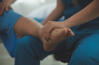 Fizyoterapistler hastalarla yakın çekim kliniklerinde çalışırlar. Fiziksel sağlığın rehabilitasyonu konsepti, doktor hastaya tavsiyelerde bulunur. Ayak bileği sorunları ve kas yaralanmaları