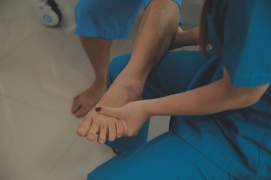 Fizyoterapistler hastalarla yakın çekim kliniklerinde çalışırlar. Fiziksel sağlığın rehabilitasyonu konsepti, doktor hastaya tavsiyelerde bulunur. Ayak bileği sorunları ve kas yaralanmaları