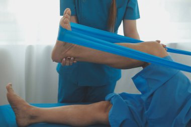 Fizyoterapistler hastalarla yakın çekim kliniklerinde çalışırlar. Fiziksel sağlığın rehabilitasyonu konsepti, doktor hastaya tavsiyelerde bulunur. Ayak bileği sorunları ve kas yaralanmaları