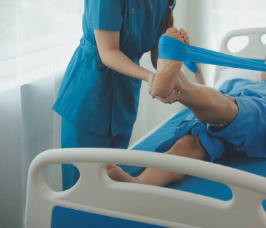 Fizyoterapistler hastalarla yakın çekim kliniklerinde çalışırlar. Fiziksel sağlığın rehabilitasyonu konsepti, doktor hastaya tavsiyelerde bulunur. Ayak bileği sorunları ve kas yaralanmaları