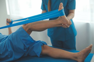 Fizyoterapistler hastalarla yakın çekim kliniklerinde çalışırlar. Fiziksel sağlığın rehabilitasyonu konsepti, doktor hastaya tavsiyelerde bulunur. Ayak bileği sorunları ve kas yaralanmaları