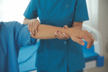 Egzersiz halter tedavi hakkında kol ve omuz sporcu ile erkek hastanın fizik tedavi kavramı veren fizyoterapist adam