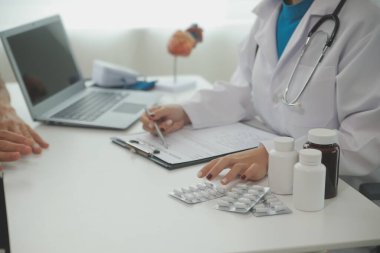 Doktor, hastanedeki yaşlı büyükanneme ilaç yazıyor..