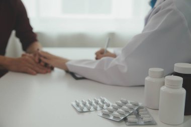 Kadın doktorlar hastaların sağlığını kontrol ederken birbirlerine sevgi, ilgi ve cesaret vermek için birbirlerini cesaretlendiren hastalarla el sıkışıyorlar. Konsept Sağlık ve Sosyal Güvenlik