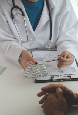 Doktor, hastanedeki yaşlı büyükanneme ilaç yazıyor..