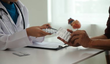 Doktor, hastanedeki yaşlı büyükanneme ilaç yazıyor..