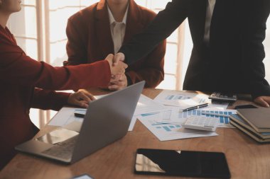Pazarlama planının verilerini analiz etmek için toplanan iş adamlarından oluşan bir ekibi kapatın..