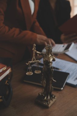Avukat danışmanlarıyla görüşen arabulucu müvekkil, iş adamı ve erkek avukat veya hakim, müvekkil, hukuk ve hukuk hizmetleri kavramı ile takım toplantısı için danışmanlık yapıyor..