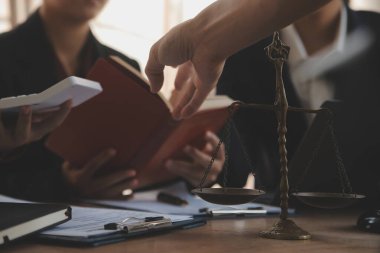 Avukat danışmanlarıyla görüşen arabulucu müvekkil, iş adamı ve erkek avukat veya hakim, müvekkil, hukuk ve hukuk hizmetleri kavramı ile takım toplantısı için danışmanlık yapıyor..