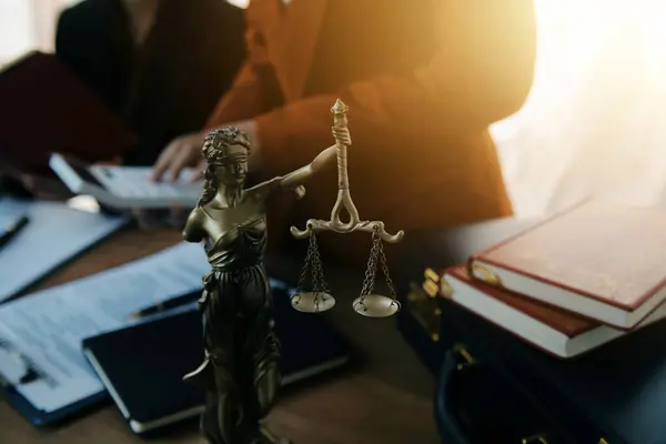 Avukat danışmanlarıyla görüşen arabulucu müvekkil, iş adamı ve erkek avukat veya hakim, müvekkil, hukuk ve hukuk hizmetleri kavramı ile takım toplantısı için danışmanlık yapıyor..
