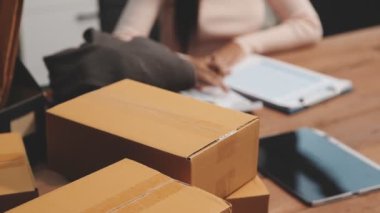 İşadamı müşteri göndermek için akıllı telefon kullanıyor..