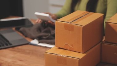 İnternetten alışveriş. Elinde karton kutular olan siyah elbiseli bir adam. Teslimat. çevrimiçi alışveriş.
