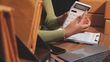 İş kadını evde çalışıyor. İnternetten alışveriş. E - ticaret ve alışveriş kavramı.