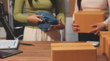 Dükkanda paket paketleyen bir kadın. dağıtım konsepti