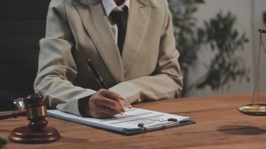 Yargıç Tokmak toplantıda.