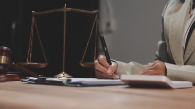 Mahkeme, hukuk ve adalet konsepti masasında tokmak ve kitaplarla avukat veya hakim.