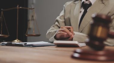 Avukat, yargıç tokmağıyla masada çalışıyor..