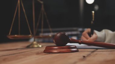 Adalet kavramı. Tokmak ve kitaplar ahşap masada.