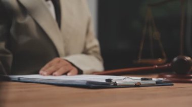 Avukat ya da avukat ya da avukat çekiç ve tokmakla çalışıyor..