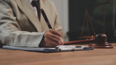 Avukat, evraklar, teraziler, tokmak ve avukatla çalışıyor. Hukuk, adalet ve hukuk kavramı.