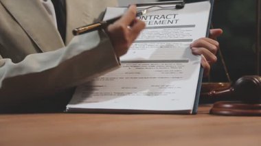 İş adamının ofiste sözleşme imzalaması, sözleşme konsepti