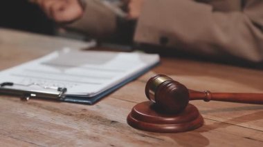 Tokmak, masa başında evrakları olan yargıç tokmak, hukuk avukatı ve hukuk firması, hukuk firması.