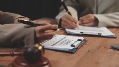 Ofiste çalışan iş adamı