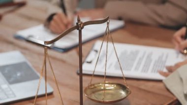 Avukat ya da avukat ofiste bir müşteriyle çalışıyor..