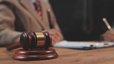 Yargıç tokmak ve avukat ofiste, hukukta ve avukat konseptinde çalışıyorlar..