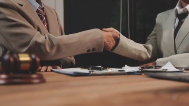 İş adamları el sıkışıyor, toplantıyı bitiriyor.