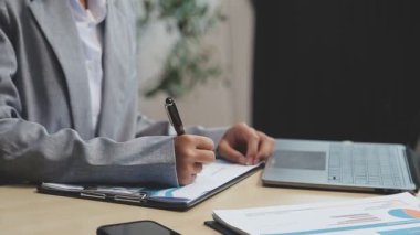 Ofiste çalışan bir iş adamı. İş konsepti