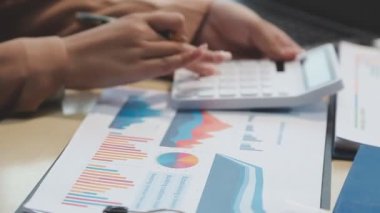 Ofiste çalışan bir iş adamı.