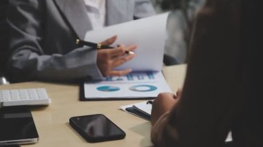 İş adamları modern ofiste yeni fikirleri tartışıyor.