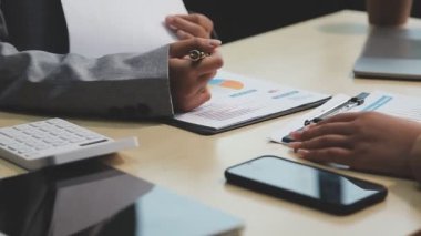 İş adamları birlikte çalışıyor.