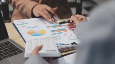 İş ekibi ofiste çalışıyor.