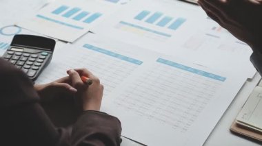 İş adamları ofiste toplanıyor, takım çalışması ve toplantı konsepti